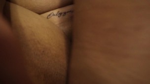 follando en la silla ala mujer de mi amigo mientras esta en el baño