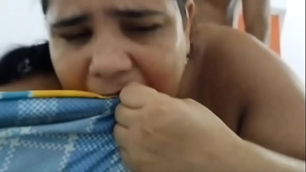 Mi madrastra pervertida me pide que me la folle mientras mi papá cornudo no está. Que rico culo tiene